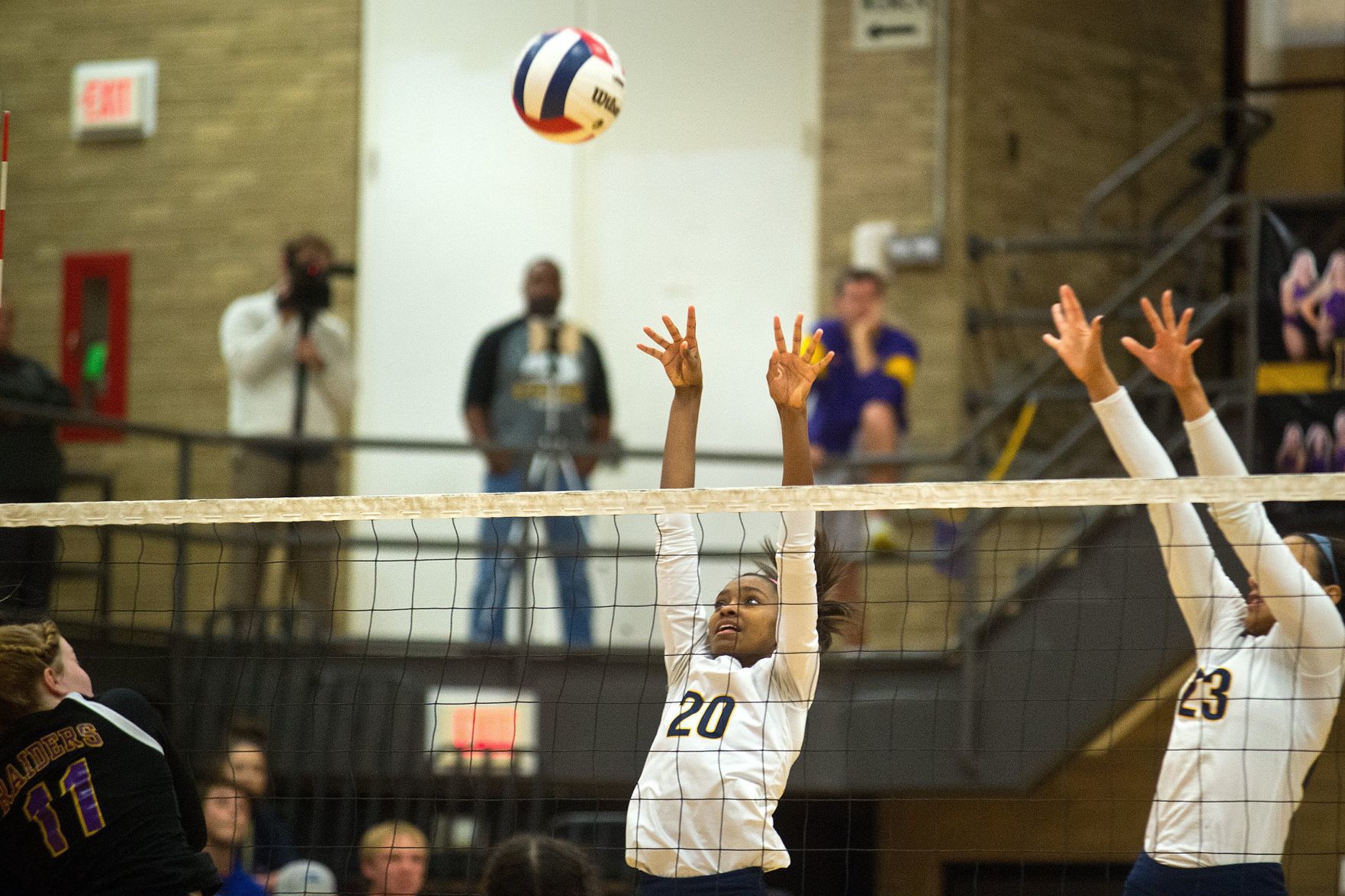 110118-blm-spt-26bhsvolley